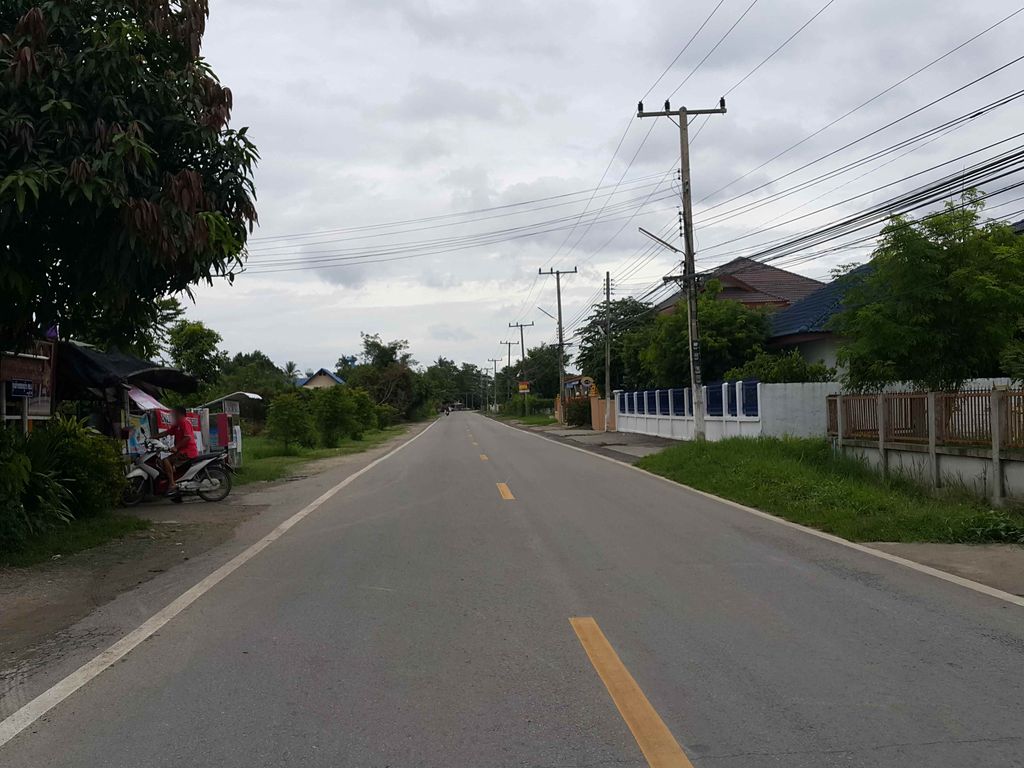 ภาพถนนตรงที่ Day Off Coffee - เดย์ออฟ ตั้งอยู่ ถ่ายโดย jrcarlsen พ.ศ. 2558 (2015) · A street-level view of where Day Off Coffee - เดย์ออฟ stands, by jrcarlsen in 2558 (2015)