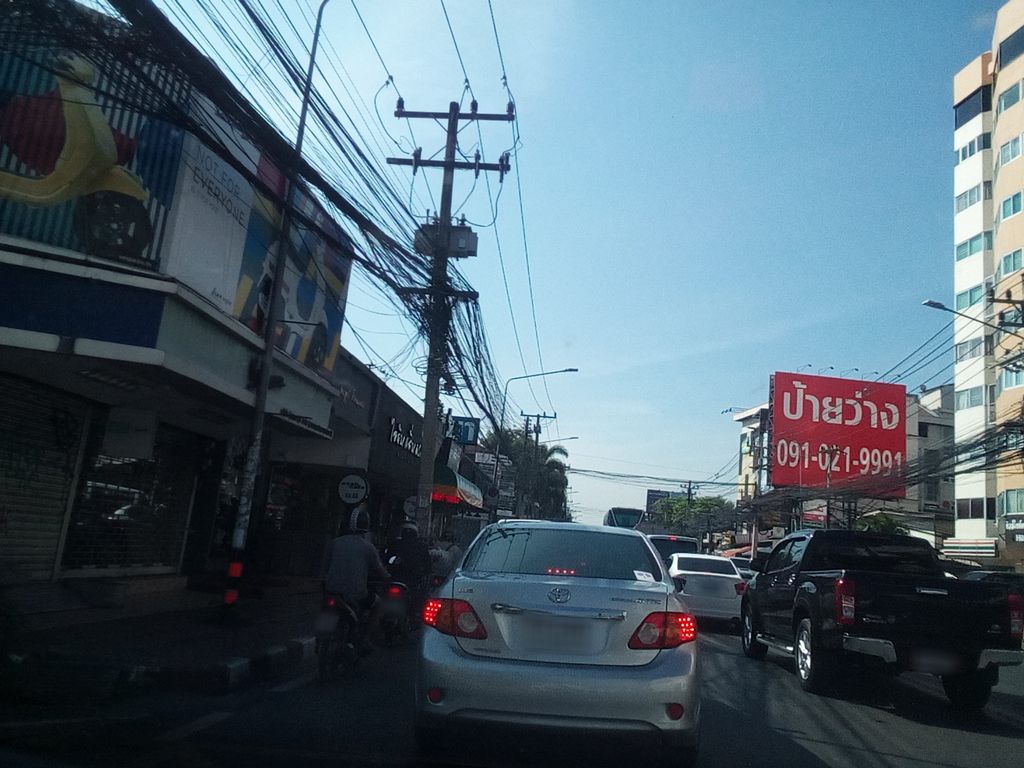 ภาพถนนตรงที่ KWANclothings ตั้งอยู่ ถ่ายโดย kyoko พ.ศ. 2561 (2018) · A street-level view of where KWANclothings stands, by kyoko in 2561 (2018)