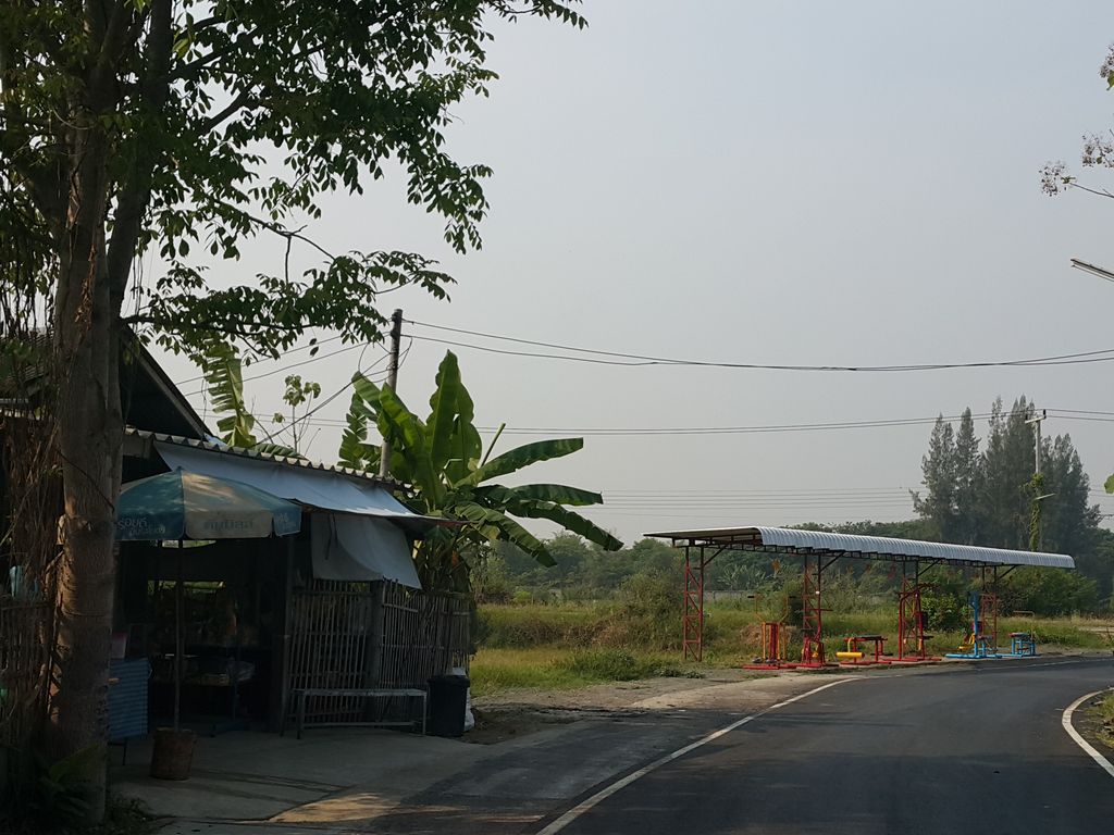 ภาพถนนตรงที่ ร้านหมีมีครก ตั้งอยู่ ถ่ายโดย jrcarlsen พ.ศ. 2559 (2016) · A street-level view of where ร้านหมีมีครก · Ran Mi Mi Khrok stands, by jrcarlsen in 2559 (2016)