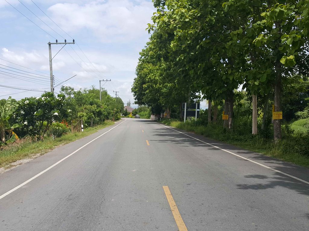 ภาพถนนตรงที่ ฟุตบาทคาเฟ่ ตั้งอยู่ ถ่ายโดย jrcarlsen พ.ศ. 2558 (2015) · A street-level view of where ฟุตบาทคาเฟ่ · Futbatkhafe stands, by jrcarlsen in 2558 (2015)