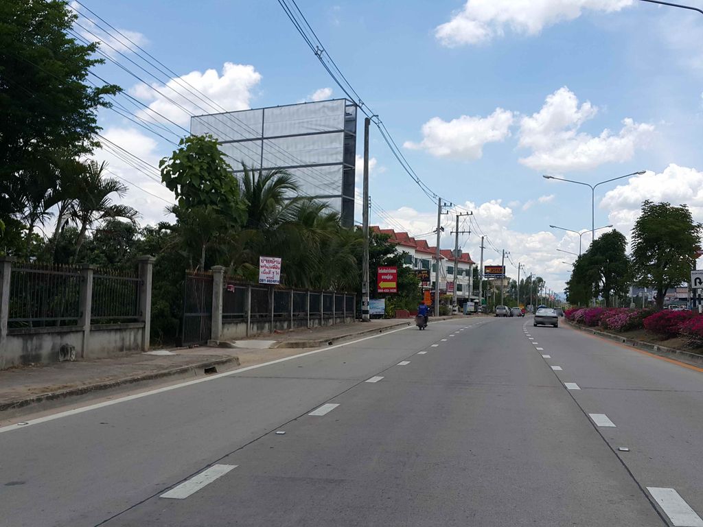 ภาพถนนตรงที่ ร้านข้าว หมูติดมัน ตั้งอยู่ ถ่ายโดย jrcarlsen พ.ศ. 2558 (2015) · A street-level view of where ร้านข้าว หมูติดมัน · Ran Khao Mutitman stands, by jrcarlsen in 2558 (2015)
