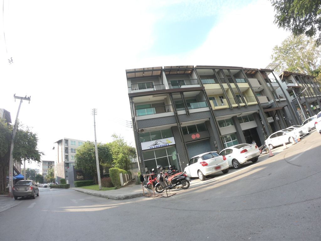 ภาพถนนตรงที่ Game Tree Cafe ตั้งอยู่ ถ่ายโดย chanuwath_grab พ.ศ. 2562 (2019) · A street-level view of where Game Tree Cafe stands, by chanuwath_grab in 2562 (2019)