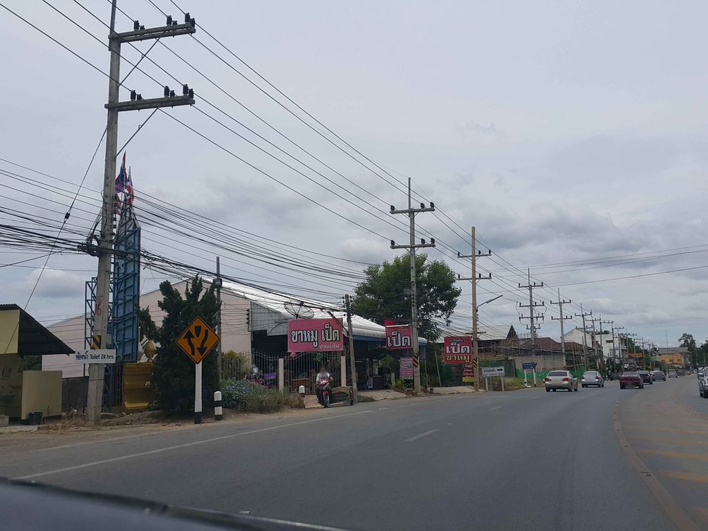 ภาพถนนตรงที่ วัดสันคะยอม ตั้งอยู่ ถ่ายโดย jrcarlsen พ.ศ. 2558 (2015) · A street-level view of where วัดสันคะยอม · Wat San Kha Yom stands, by jrcarlsen in 2558 (2015)