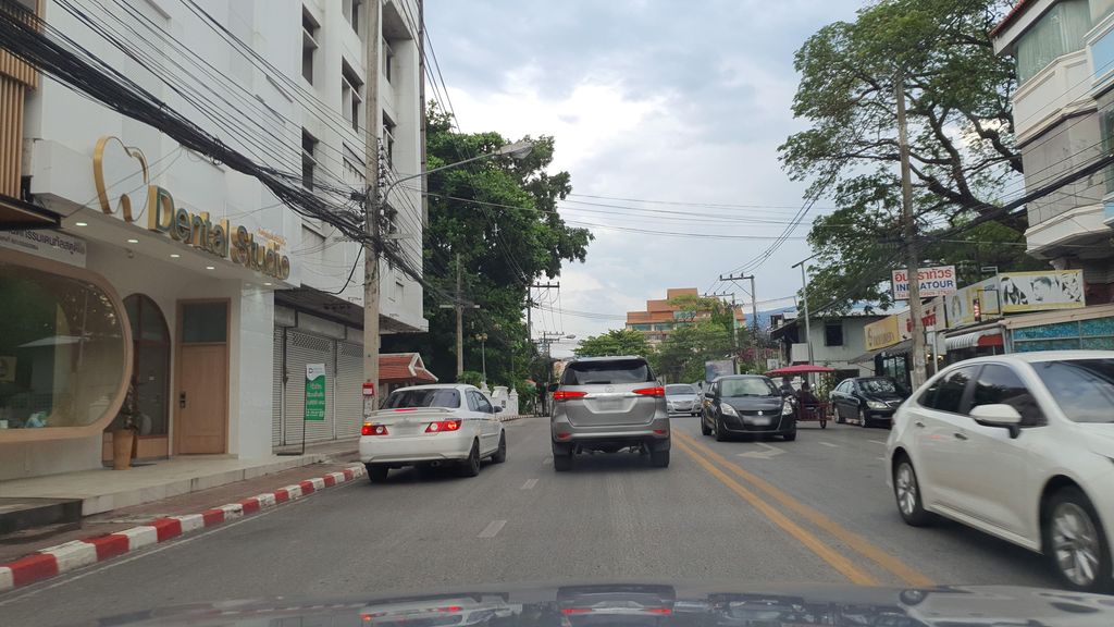 ภาพถนนตรงที่ 3Gmobileshop พันทิพย์พลาซ่า ตั้งอยู่ ถ่ายโดย jrcarlsen พ.ศ. 2565 (2022) · A street-level view of where 3Gmobileshop พันทิพย์พลาซ่า stands, by jrcarlsen in 2565 (2022)