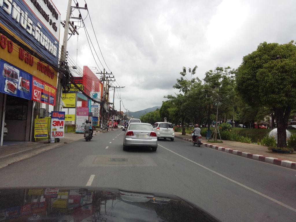 ภาพถนนตรงที่ 84 Tattoo and Piercing Chiang Mai ตั้งอยู่ ถ่ายโดย hantms พ.ศ. 2558 (2015) · A street-level view of where 84 Tattoo and Piercing Chiang Mai stands, by hantms in 2558 (2015)