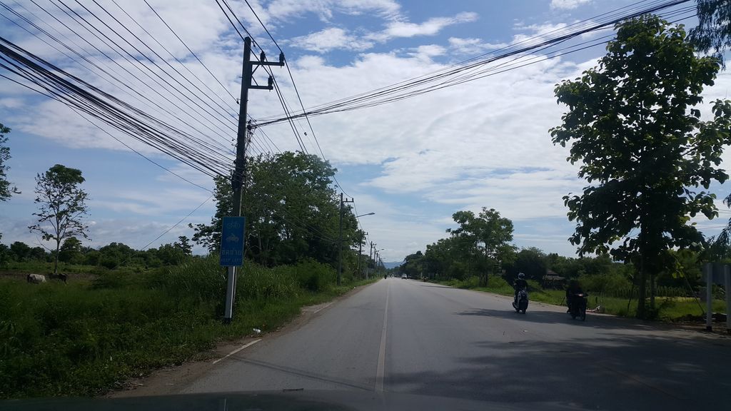 ภาพถนนตรงที่ PTT Station ปตท.แม่คือ ตั้งอยู่ ถ่ายโดย jrcarlsen พ.ศ. 2560 (2017) · A street-level view of where PTT Station ปตท.แม่คือ stands, by jrcarlsen in 2560 (2017)