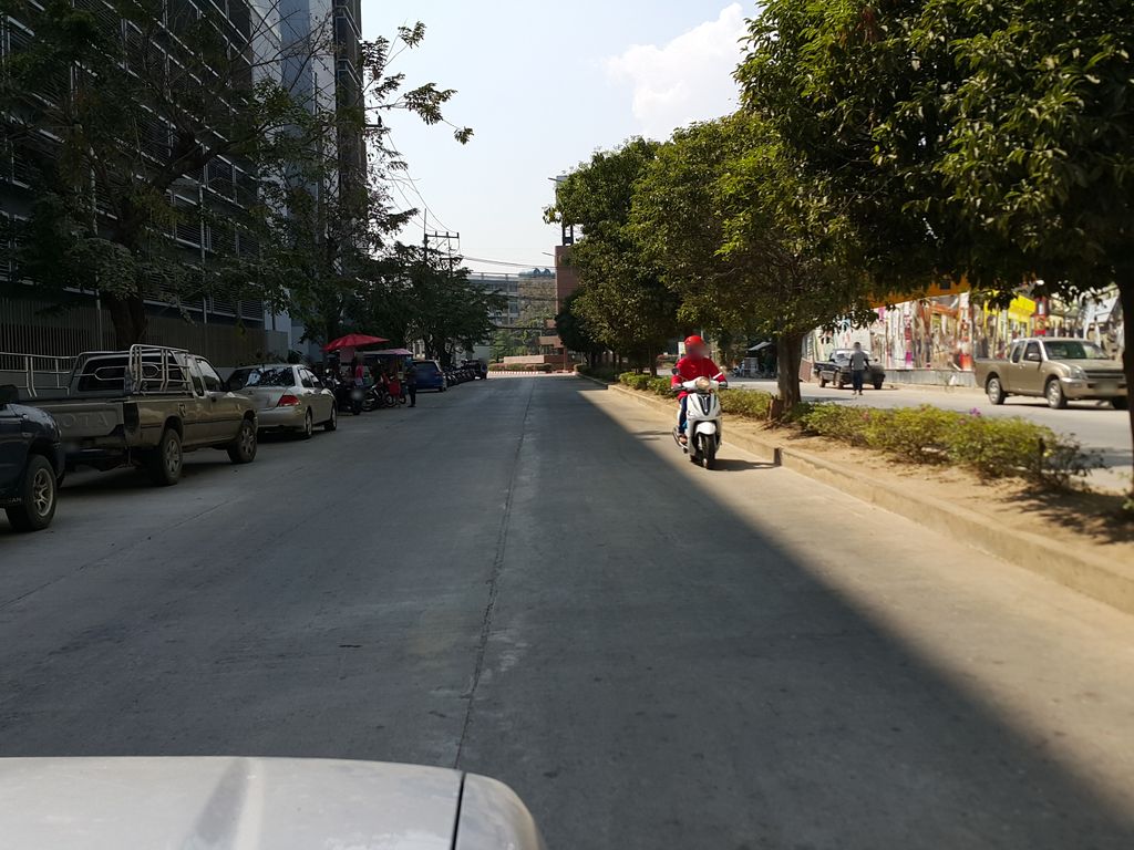 ภาพถนนตรงที่ Melontravel CNX ตั้งอยู่ ถ่ายโดย jrcarlsen พ.ศ. 2558 (2015) · A street-level view of where Melontravel CNX stands, by jrcarlsen in 2558 (2015)