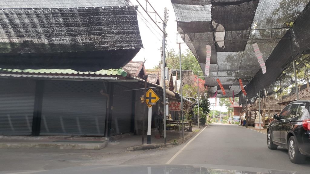 ภาพถนนตรงที่ ร้านสาดทอง ตั้งอยู่ ถ่ายโดย jrcarlsen พ.ศ. 2565 (2022) · A street-level view of where ร้านสาดทอง · Ran Sat Thong stands, by jrcarlsen in 2565 (2022)