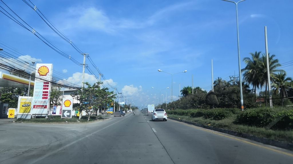 ภาพถนนตรงที่ CMC ตั้งอยู่ ถ่ายโดย charlesano พ.ศ. 2561 (2018) · A street-level view of where CMC stands, by charlesano in 2561 (2018)
