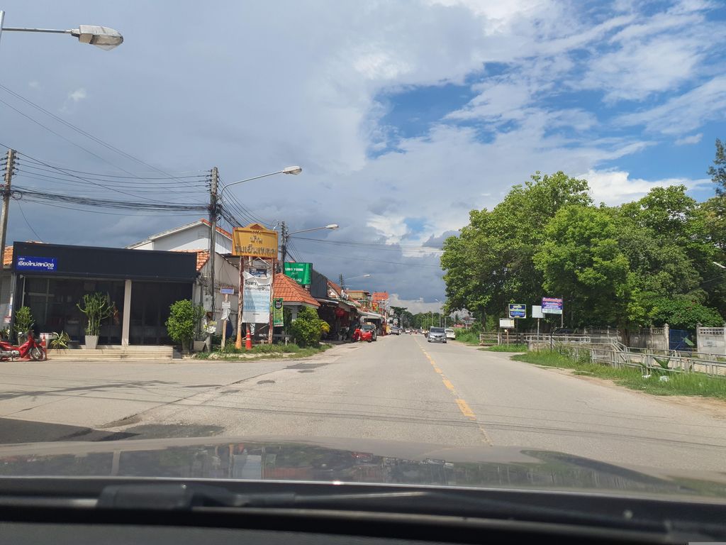 ภาพถนนตรงที่ ร่มเย็นพลาสติก ตั้งอยู่ ถ่ายโดย jrcarlsen พ.ศ. 2566 (2023) · A street-level view of where ร่มเย็นพลาสติก · Romyen Plastic stands, by jrcarlsen in 2566 (2023)