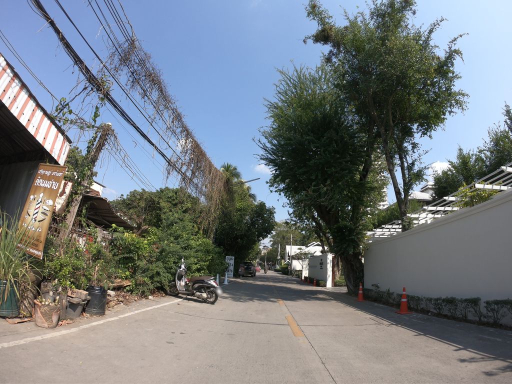 ภาพถนนตรงที่ T Hut Green Hut ตั้งอยู่ ถ่ายโดย chanuwath_grab พ.ศ. 2562 (2019) · A street-level view of where T Hut Green Hut stands, by chanuwath_grab in 2562 (2019)
