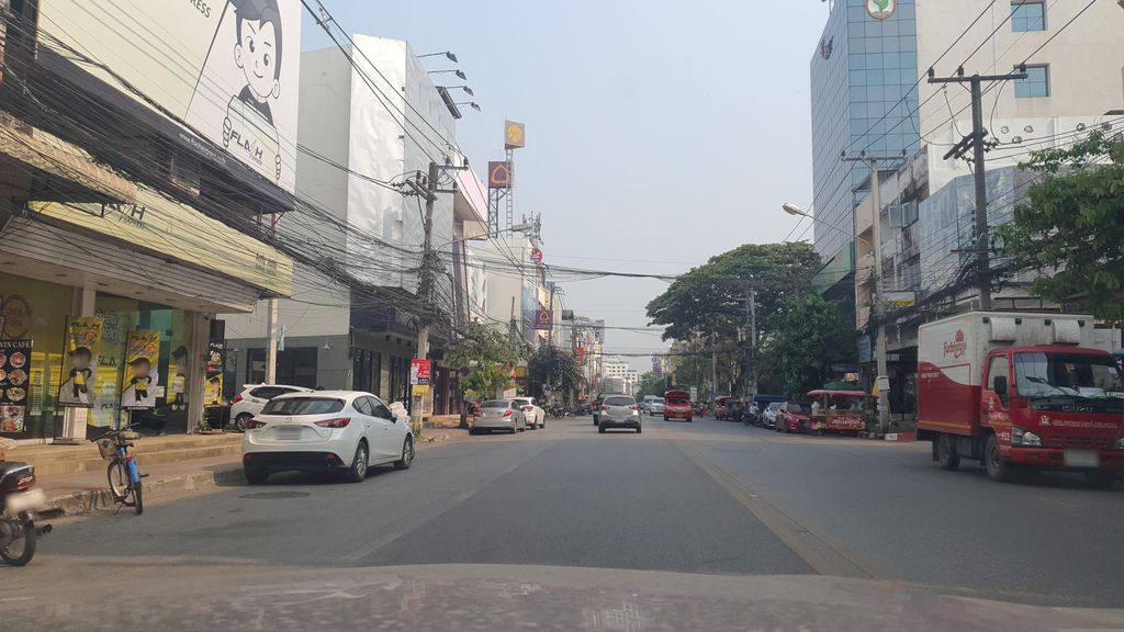 ภาพถนนตรงที่ Sweet House ตั้งอยู่ ถ่ายโดย jrcarlsen พ.ศ. 2566 (2023) · A street-level view of where Sweet House stands, by jrcarlsen in 2566 (2023)