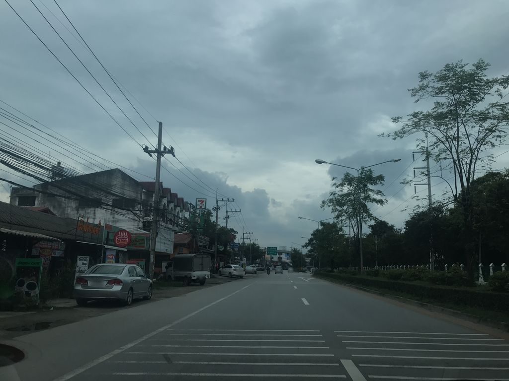 ภาพถนนตรงที่ เอ็มเจ สปอร์ต ตั้งอยู่ ถ่ายโดย prasert พ.ศ. 2561 (2018) · A street-level view of where เอ็มเจ สปอร์ต · Emche Sport stands, by prasert in 2561 (2018)