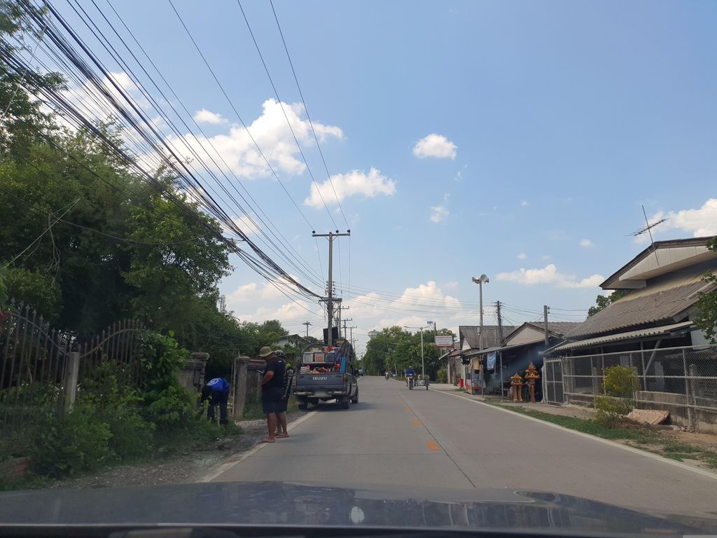 ภาพถนนตรงที่ โรงเก็บสมบัติบ้า ตั้งอยู่ ถ่ายโดย jrcarlsen พ.ศ. 2566 (2023) · A street-level view of where โรงเก็บสมบัติบ้า · Rong Kep Sombatiba stands, by jrcarlsen in 2566 (2023)