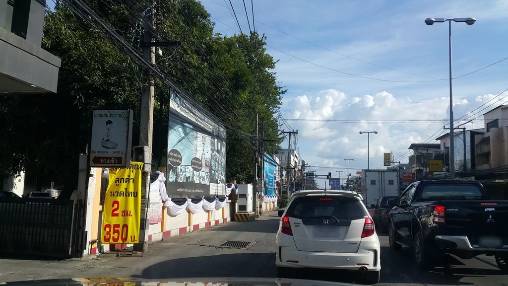 ภาพถนนตรงที่ Coffee Clun - กาแฟสด ตั้งอยู่ ถ่ายโดย jrcarlsen พ.ศ. 2560 (2017) · A street-level view of where Coffee Clun - กาแฟสด stands, by jrcarlsen in 2560 (2017)