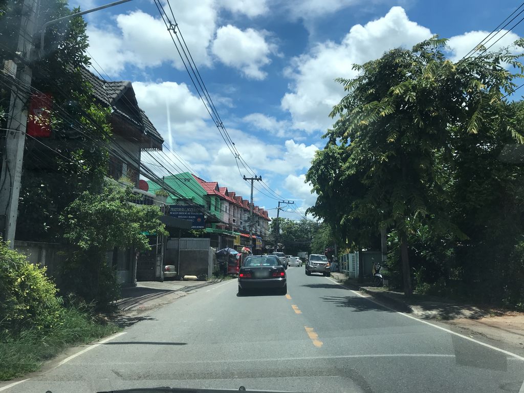 ภาพถนนตรงที่ เยาวลักษณ์เทควันโด ตั้งอยู่ ถ่ายโดย prasert พ.ศ. 2561 (2018) · A street-level view of where เยาวลักษณ์เทควันโด · Yaowalaksa Taekwondo stands, by prasert in 2561 (2018)