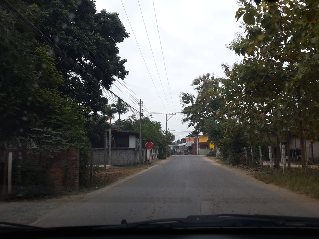 ภาพถนนตรงที่ ลองจามลาบขม ป้าเดือนก๋วยเตี๋ยวหลั๋ว ตั้งอยู่ ถ่ายโดย mishari พ.ศ. 2557 (2014) · A street-level view of where ลองจามลาบขม ป้าเดือนก๋วยเตี๋ยวหลั๋ว · Longchamlapkhom Pa Duean Kuaitiao Lua stands, by mishari in 2557 (2014)