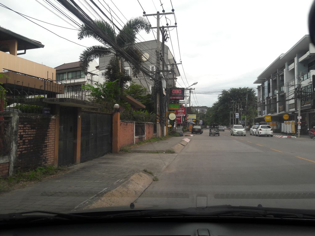 ภาพถนนตรงที่ At.must.eat ตั้งอยู่ ถ่ายโดย superbate พ.ศ. 2561 (2018) · A street-level view of where At.must.eat stands, by superbate in 2561 (2018)