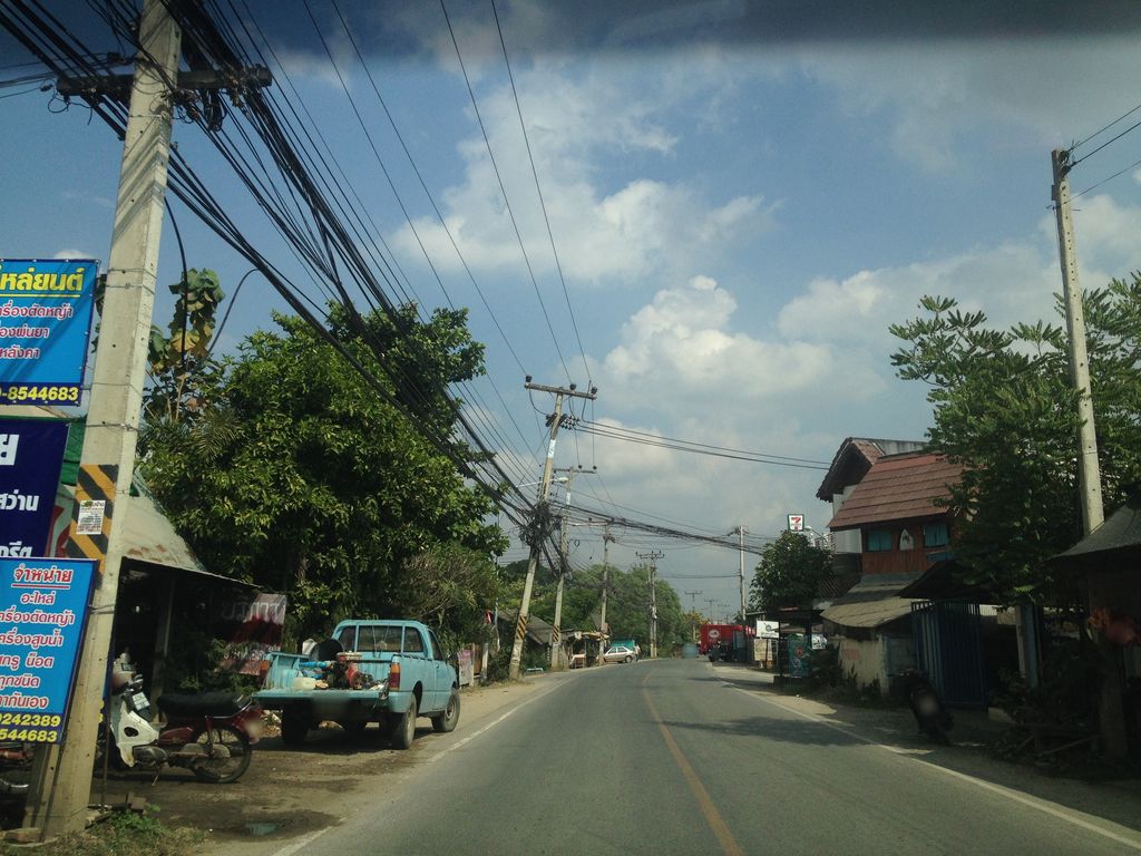 ภาพถนนตรงที่ เอชดี คอฟฟี่ ตั้งอยู่ ถ่ายโดย jimwatana พ.ศ. 2558 (2015) · A street-level view of where เอชดี คอฟฟี่ · Etdi Coffee stands, by jimwatana in 2558 (2015)