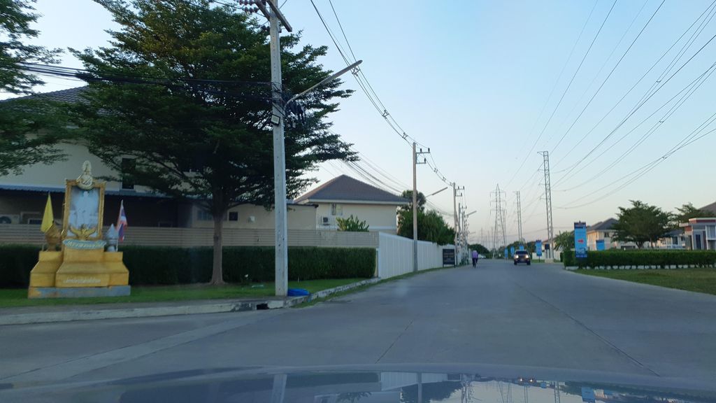 ภาพถนนตรงที่ Karnkanok Ville 13 ตั้งอยู่ ถ่ายโดย jrcarlsen พ.ศ. 2564 (2021) · A street-level view of where Karnkanok Ville 13 stands, by jrcarlsen in 2564 (2021)