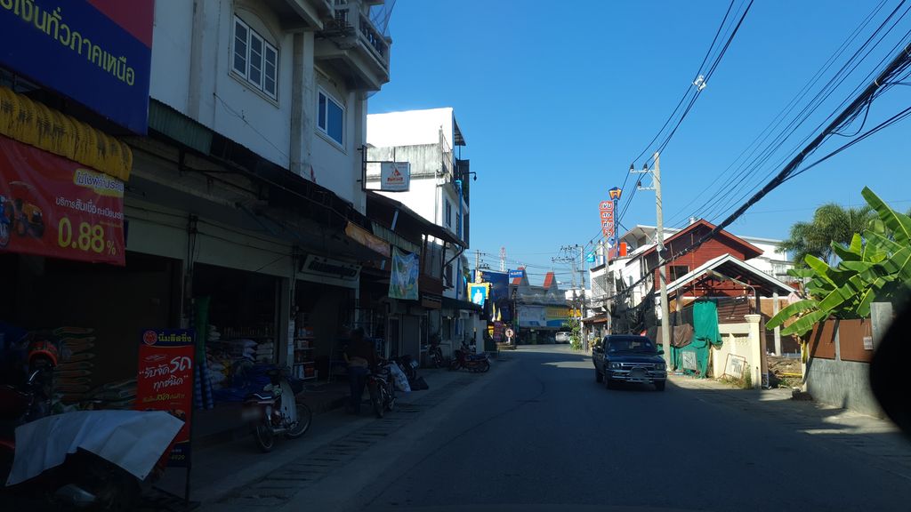 ภาพถนนตรงที่ จรินทร์พร ไหมพรม ตั้งอยู่ ถ่ายโดย jrcarlsen พ.ศ. 2562 (2019) · A street-level view of where จรินทร์พร ไหมพรม · Charinphon Maiphrom stands, by jrcarlsen in 2562 (2019)