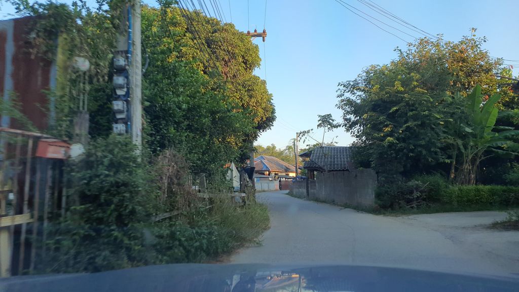 ภาพถนนตรงที่ แดนมิวเซียม ตั้งอยู่ ถ่ายโดย jrcarlsen พ.ศ. 2564 (2021) · A street-level view of where แดนมิวเซียม · Daenmiosiam stands, by jrcarlsen in 2564 (2021)