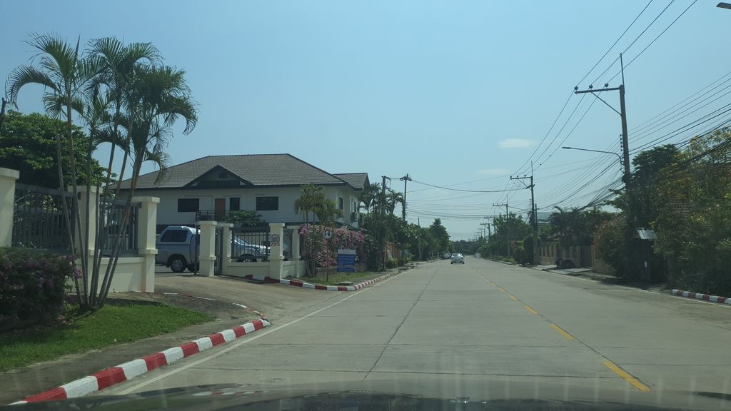 ภาพถนนตรงที่ Money Muay Thai ตั้งอยู่ ถ่ายโดย jrcarlsen พ.ศ. 2564 (2021) · A street-level view of where Money Muay Thai stands, by jrcarlsen in 2564 (2021)