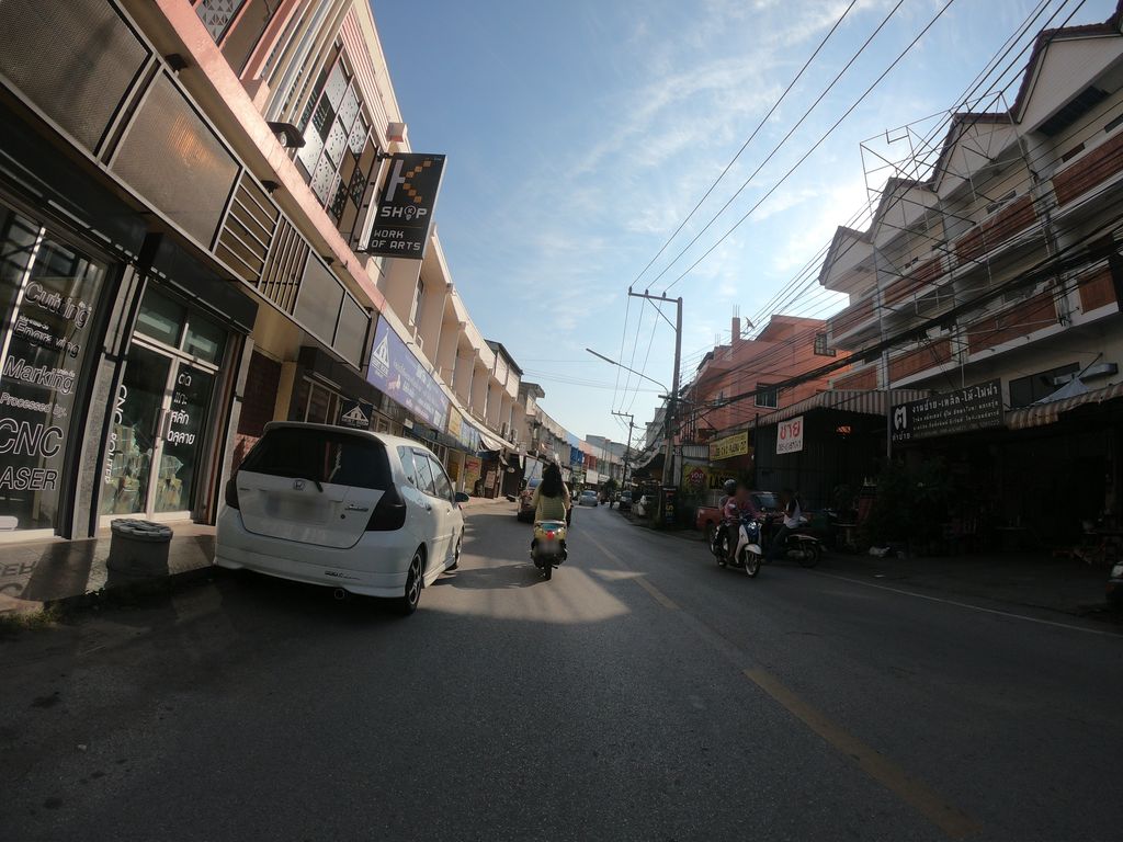 ภาพถนนตรงที่ ลอง มอง ดอย  Long Mont Doi บ้านซูโม่เป๊ปซี่ ตั้งอยู่ ถ่ายโดย chanuwath_grab พ.ศ. 2562 (2019) · A street-level view of where ลอง มอง ดอย  Long Mont Doi บ้านซูโม่เป๊ปซี่ stands, by chanuwath_grab in 2562 (2019)