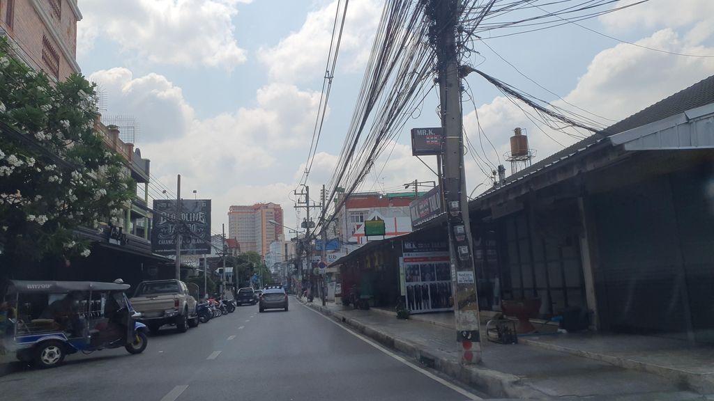 ภาพถนนตรงที่ Nomadink Tattoo Studio Bamboo&Machine chiangmai ตั้งอยู่ ถ่ายโดย jrcarlsen พ.ศ. 2565 (2022) · A street-level view of where Nomadink Tattoo Studio Bamboo&Machine chiangmai stands, by jrcarlsen in 2565 (2022)