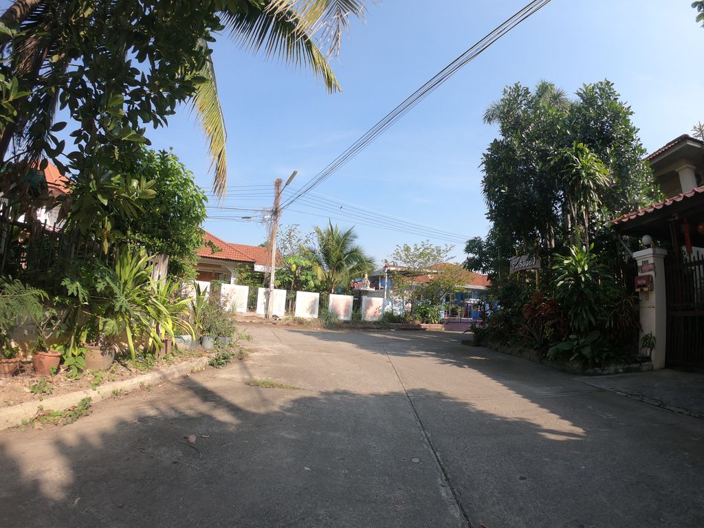 ภาพถนนตรงที่ หมู่บ้านธนาวัลย์ ตั้งอยู่ ถ่ายโดย chanuwath_grab พ.ศ. 2562 (2019) · A street-level view of where หมู่บ้านธนาวัลย์ · Thana Wan Village stands, by chanuwath_grab in 2562 (2019)