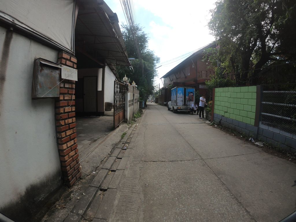 ภาพถนนตรงที่ ลุงจรูญฝายหิน ตั้งอยู่ ถ่ายโดย chanuwath_grab พ.ศ. 2562 (2019) · A street-level view of where ลุงจรูญฝายหิน · Lung Charun Faihin stands, by chanuwath_grab in 2562 (2019)