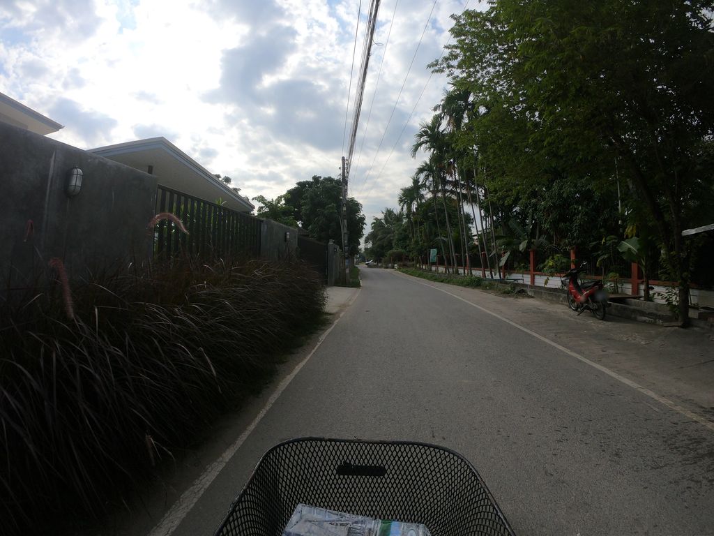 ภาพถนนตรงที่ home cafe ตั้งอยู่ ถ่ายโดย chanuwath_grab พ.ศ. 2562 (2019) · A street-level view of where home cafe stands, by chanuwath_grab in 2562 (2019)
