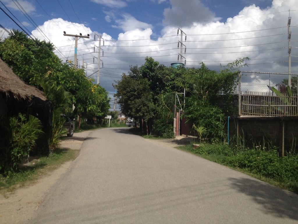 ภาพถนนตรงที่ ฟีฟ่าการปักและสกรีน หางดง ตั้งอยู่ ถ่ายโดย jimwatana พ.ศ. 2558 (2015) · A street-level view of where ฟีฟ่าการปักและสกรีน หางดง · Fifa Kanpak Lae Screen Hang Dong stands, by jimwatana in 2558 (2015)