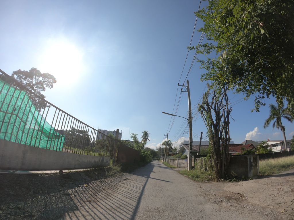 ภาพถนนตรงที่ FusionxRock ตั้งอยู่ ถ่ายโดย chanuwath_grab พ.ศ. 2562 (2019) · A street-level view of where FusionxRock stands, by chanuwath_grab in 2562 (2019)