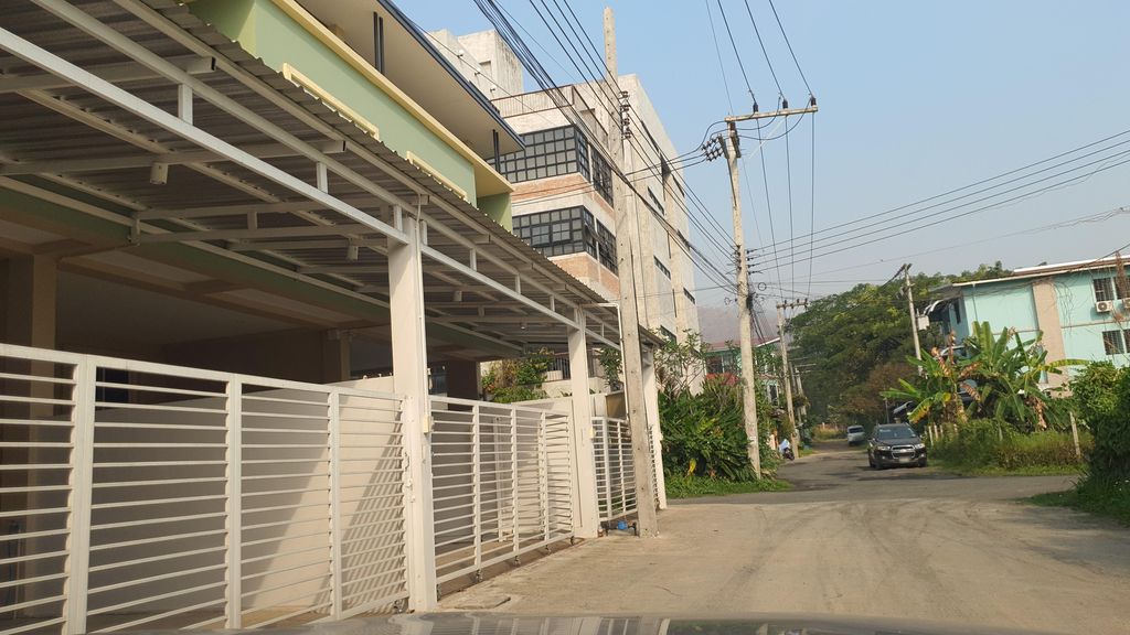 ภาพถนนตรงที่ ครัวพริกหวาน ข้าวกล่อง ตั้งอยู่ ถ่ายโดย jrcarlsen พ.ศ. 2565 (2022) · A street-level view of where ครัวพริกหวาน ข้าวกล่อง · Khruaphrikwan Khaokalong stands, by jrcarlsen in 2565 (2022)