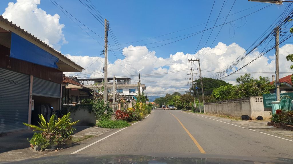 ภาพถนนตรงที่ ร้านจิ๊นจุ่มและอาหารตามสั่ง ตั้งอยู่ ถ่ายโดย jrcarlsen พ.ศ. 2564 (2021) · A street-level view of where ร้านจิ๊นจุ่มและอาหารตามสั่ง · Ran Chin Chum Lae Ahantamsang stands, by jrcarlsen in 2564 (2021)