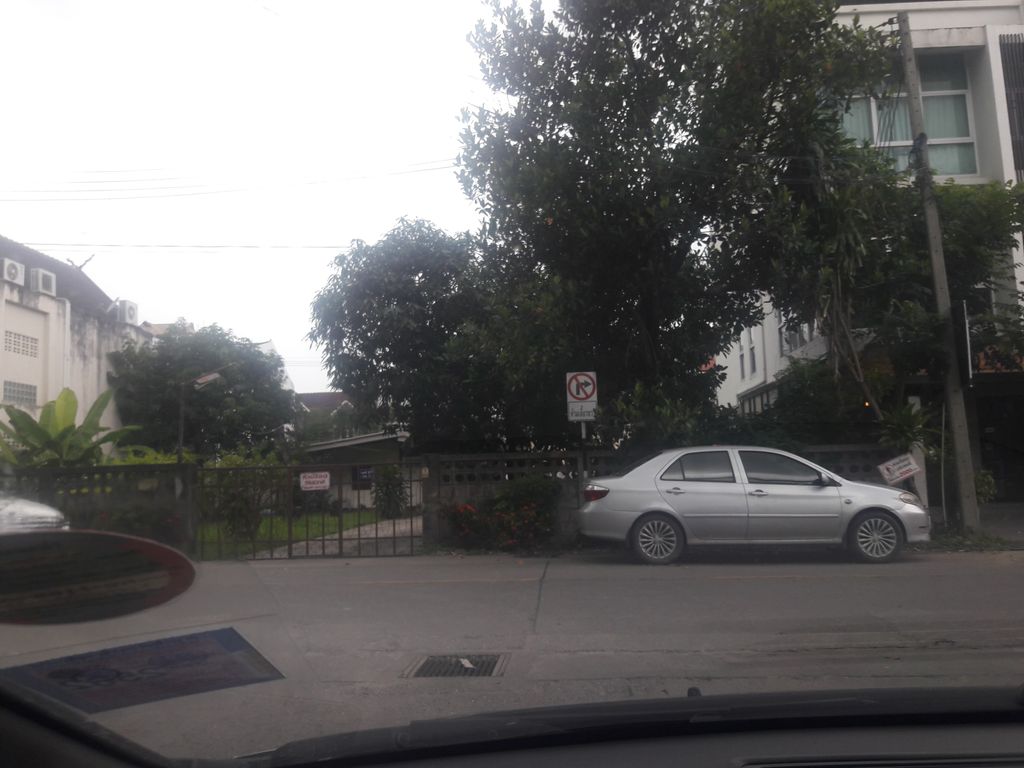 ภาพถนนตรงที่ Crystal Aura Massage and Spa Nimman 13 Chiangmai ตั้งอยู่ ถ่ายโดย ratchaphat พ.ศ. 2561 (2018) · A street-level view of where Crystal Aura Massage and Spa Nimman 13 Chiangmai stands, by ratchaphat in 2561 (2018)