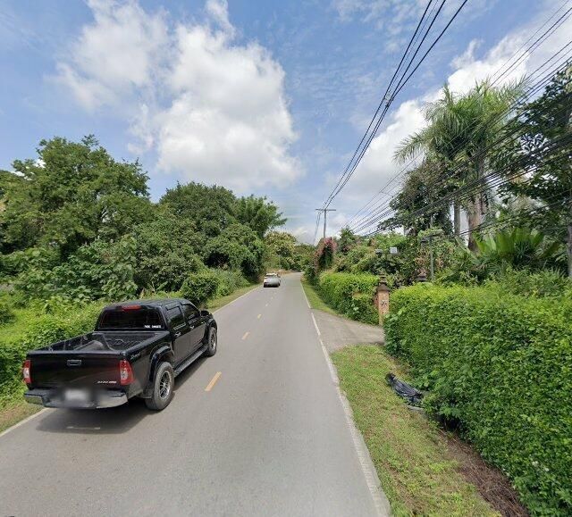 ภาพถนนตรงที่ เฮือนแสงคำ ตั้งอยู่ ถ่ายโดย fuse พ.ศ. 2563 (2020) · A street-level view of where เฮือนแสงคำ · Hueansaengkham stands, by fuse in 2563 (2020)
