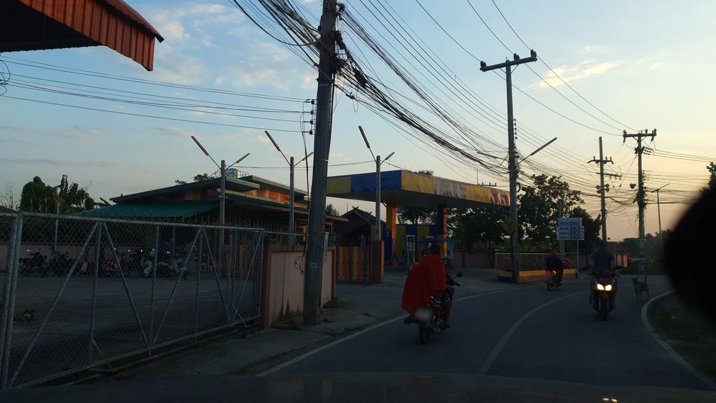 ภาพถนนตรงที่ ตรอ.ปาระมีเซอร์วิส ตั้งอยู่ ถ่ายโดย jrcarlsen พ.ศ. 2562 (2019) · A street-level view of where ตรอ.ปาระมีเซอร์วิส · Taro.pa Ra Mi Service stands, by jrcarlsen in 2562 (2019)
