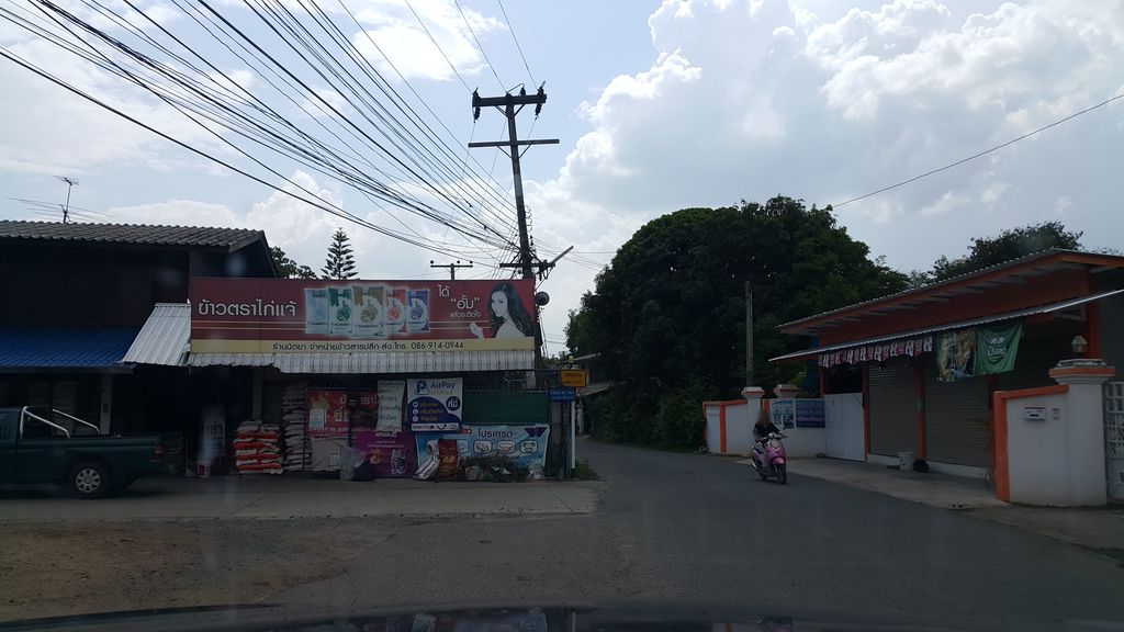 ภาพถนนตรงที่ วัดแช่ช้าง ตั้งอยู่ ถ่ายโดย jrcarlsen พ.ศ. 2559 (2016) · A street-level view of where วัดแช่ช้าง · Wat Chaechang stands, by jrcarlsen in 2559 (2016)
