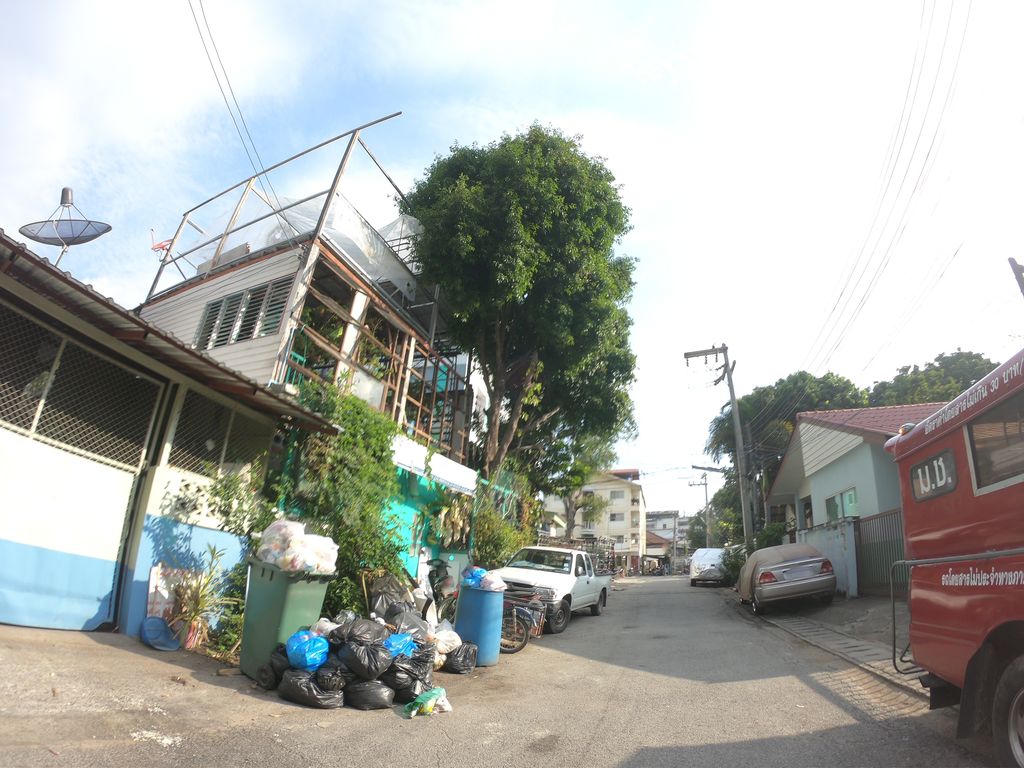 ภาพถนนตรงที่ หอพักสตรีหลัง มหาลัยเชียงใหม่ B-Wa ตั้งอยู่ ถ่ายโดย chanuwath_grab พ.ศ. 2562 (2019) · A street-level view of where หอพักสตรีหลัง มหาลัยเชียงใหม่ B-Wa · Satri Lang Mahalai Chiang Mai B-Wa Dormitory stands, by chanuwath_grab in 2562 (2019)