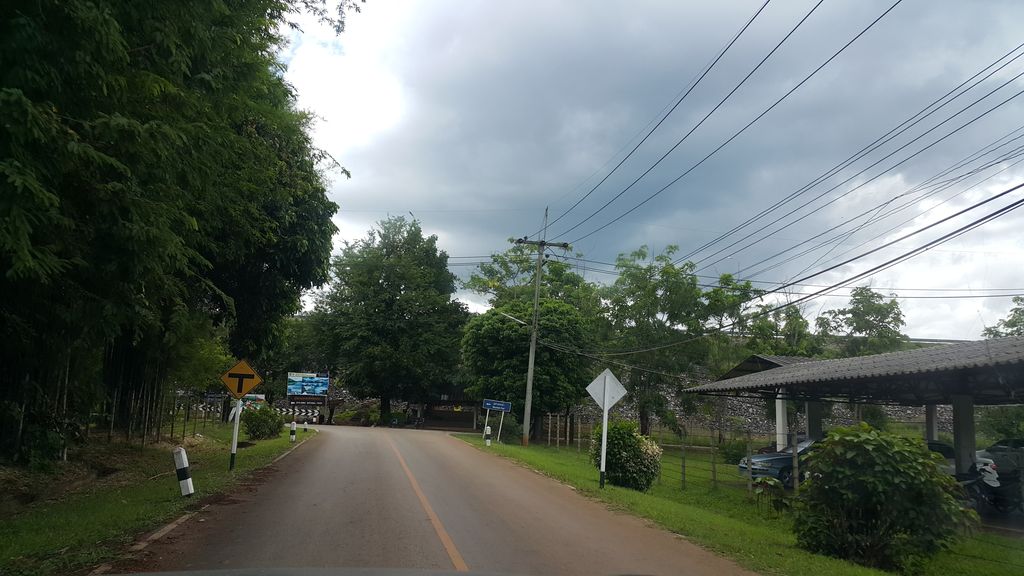 ภาพถนนตรงที่ กฟผ. โรงไฟฟ้าเขื่อนแม่งัดสมบูรณ์ชล ตั้งอยู่ ถ่ายโดย jrcarlsen พ.ศ. 2560 (2017) · A street-level view of where กฟผ. โรงไฟฟ้าเขื่อนแม่งัดสมบูรณ์ชล · Kafop. Rongfaifa Khueanmaengat Sombun Chon stands, by jrcarlsen in 2560 (2017)