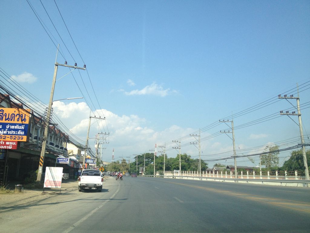 ภาพถนนตรงที่ คลินิกเด็ก หมอฟ้าใส ตั้งอยู่ ถ่ายโดย jimwatana พ.ศ. 2558 (2015) · A street-level view of where คลินิกเด็ก หมอฟ้าใส · Dek Mo Fasai Clinic stands, by jimwatana in 2558 (2015)