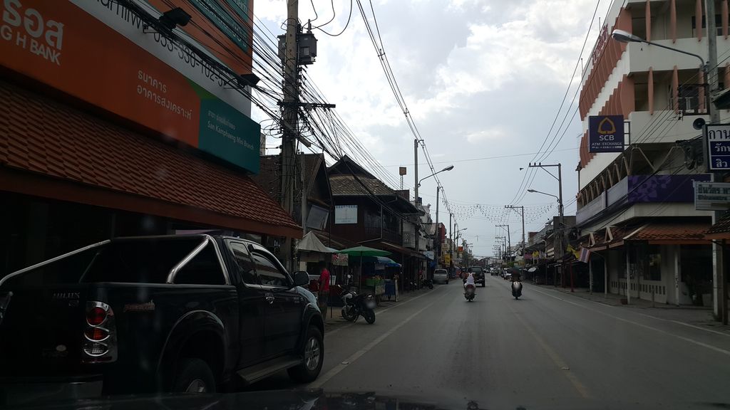 ภาพถนนตรงที่ พิซซ่า สันกำแพง หน้าโรงเรียนบ้านสันกำแพง ตั้งอยู่ ถ่ายโดย jrcarlsen พ.ศ. 2559 (2016) · A street-level view of where พิซซ่า สันกำแพง หน้าโรงเรียนบ้านสันกำแพง · Pizza San Kamphaeng Narongrian Ban San Kamphaeng stands, by jrcarlsen in 2559 (2016)