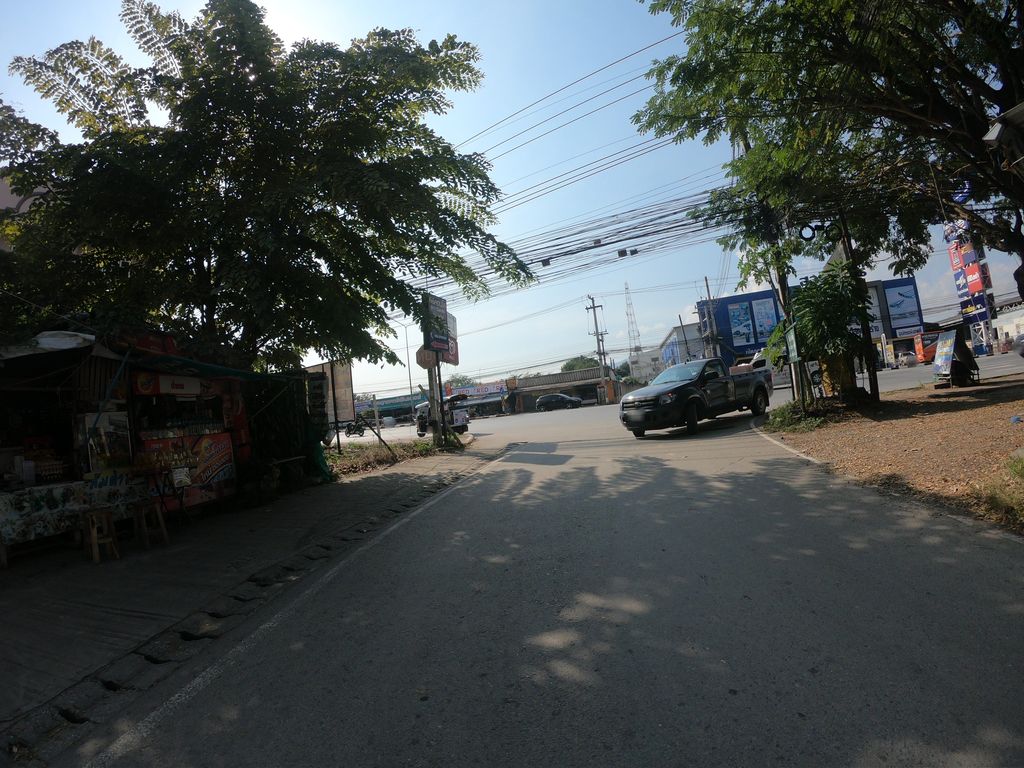 ภาพถนนตรงที่ Keng Engine ตั้งอยู่ ถ่ายโดย chanuwath_grab พ.ศ. 2562 (2019) · A street-level view of where Keng Engine stands, by chanuwath_grab in 2562 (2019)