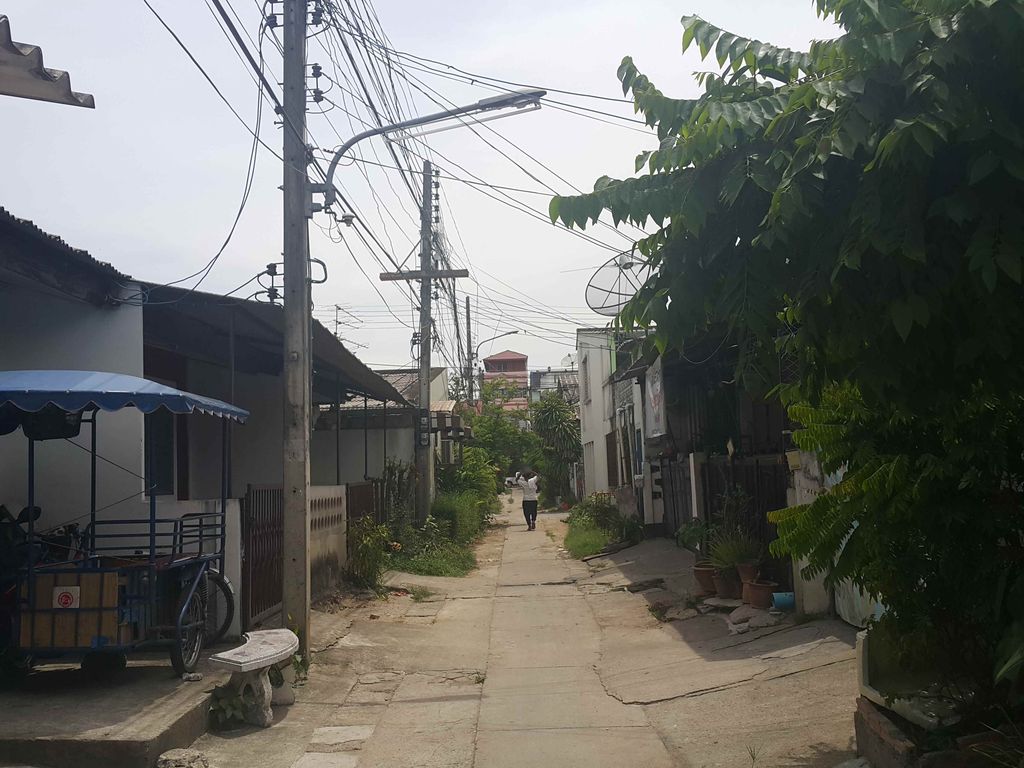 ภาพถนนตรงที่ Smart Laundry By NAM Watertech Ltd, ตั้งอยู่ ถ่ายโดย jrcarlsen พ.ศ. 2558 (2015) · A street-level view of where Smart Laundry By NAM Watertech Ltd, stands, by jrcarlsen in 2558 (2015)