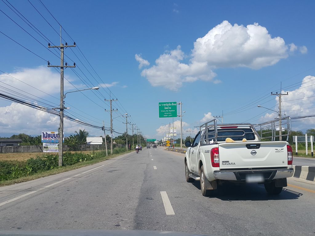 ภาพถนนตรงที่ สมสิริเภสัช ตั้งอยู่ ถ่ายโดย jrcarlsen พ.ศ. 2558 (2015) · A street-level view of where สมสิริเภสัช · Somsiriphesat stands, by jrcarlsen in 2558 (2015)