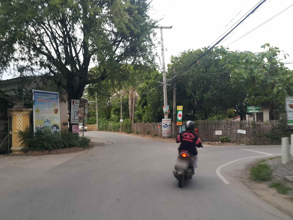 ภาพถนนตรงที่ วัดต้นเปา ตต้นเปา อสันกำแพง จเชียงใหม่ ตั้งอยู่ ถ่ายโดย jrcarlsen พ.ศ. 2558 (2015) · A street-level view of where วัดต้นเปา ตต้นเปา อสันกำแพง จเชียงใหม่ · Wat Ton Pao Tatonpao Asankamphaeng Chachiangmai stands, by jrcarlsen in 2558 (2015)