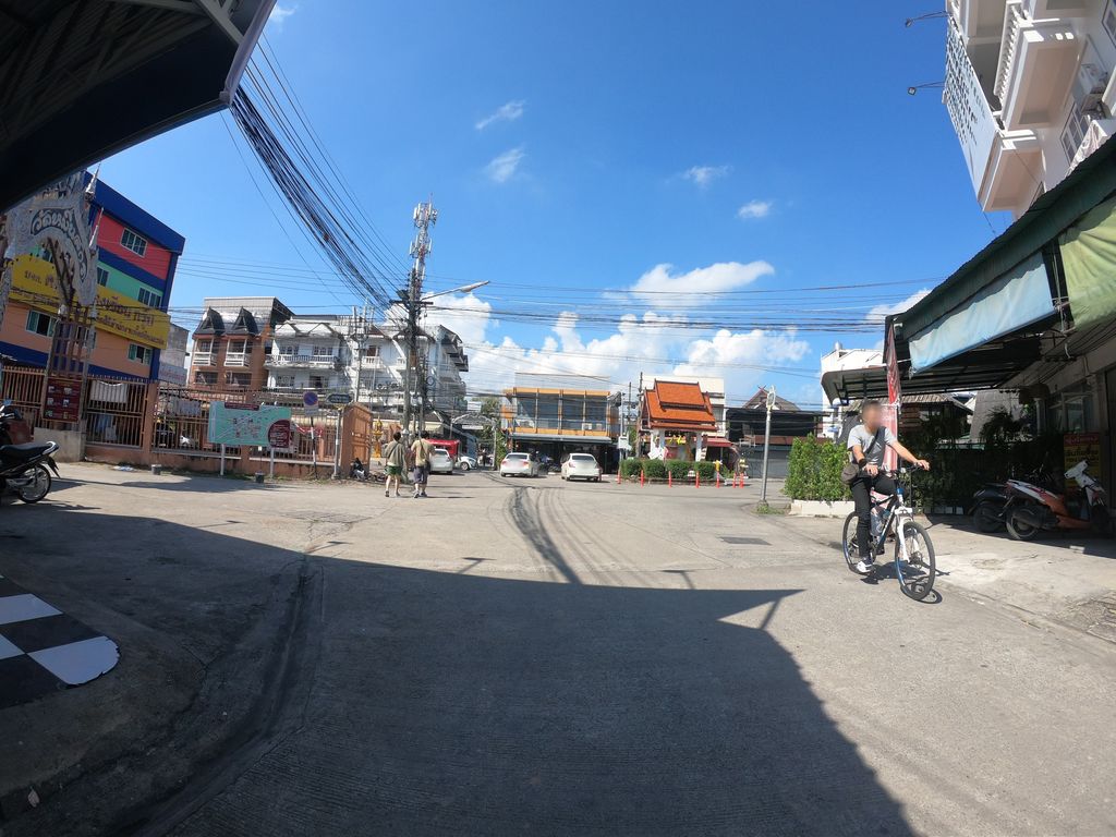 ภาพถนนตรงที่ Vintage Store Wualai Sidewalk ตั้งอยู่ ถ่ายโดย chanuwath_grab พ.ศ. 2562 (2019) · A street-level view of where Vintage Store Wualai Sidewalk stands, by chanuwath_grab in 2562 (2019)
