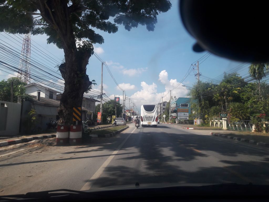 ภาพถนนตรงที่ เหม่ยเหมยข้าวราดแกงยูนาน 雲南擺夷料理 ตั้งอยู่ ถ่ายโดย noochjaree พ.ศ. 2561 (2018) · A street-level view of where เหม่ยเหมยข้าวราดแกงยูนาน 雲南擺夷料理 · Moei Moei Khaoratkaeng Yunan 雲南擺夷料理 stands, by noochjaree in 2561 (2018)